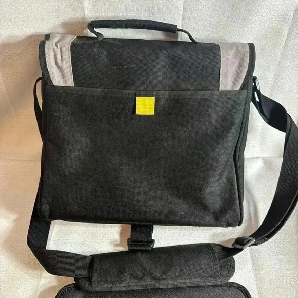 Targus City Gear Mini Messenger Bag Case for iPad, Tablet, Notebooks DVD w/Strap - Picture 5 of 10